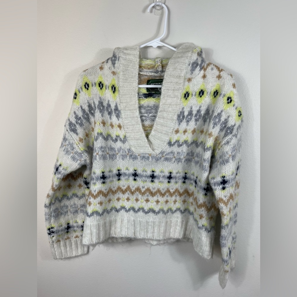 American Eagle Nordic Fair Isle Knit
Cropped Hooded Sweater Hoodie V-neck - Picture 2 of 13